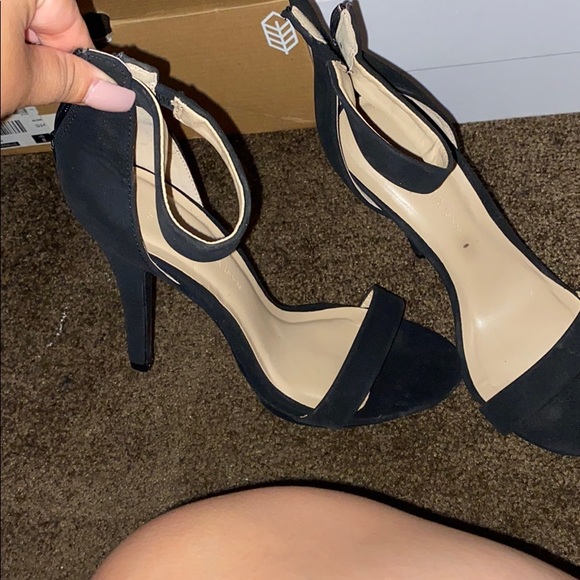 Black heels - Picture 2 of 2